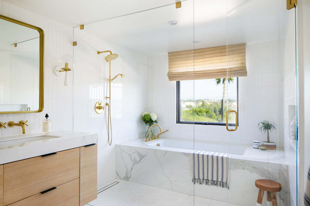 Foto de cuarto de baño marinero con armarios con paneles lisos, puertas de armario de madera clara, bañera encastrada sin remate, baldosas y/o azulejos blancos, lavabo bajoencimera, suelo blanco y encimeras blancas