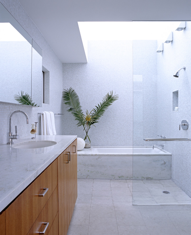 Inspiration pour une salle de bain principale minimaliste en bois brun de taille moyenne avec un placard à porte plane, une baignoire en alcôve, un espace douche bain, un carrelage blanc, mosaïque, un mur blanc, un sol en calcaire, un lavabo encastré, un plan de toilette en quartz modifié, un sol beige et aucune cabine.
