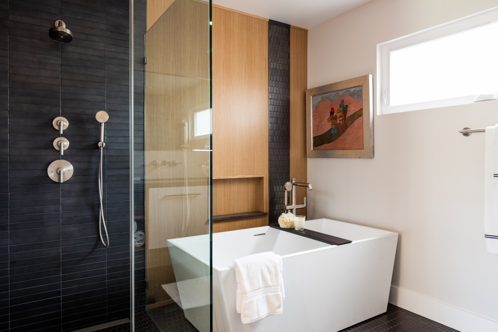На фото: ванная комната среднего размера в современном стиле с белыми фасадами, отдельно стоящей ванной, черной плиткой, бежевыми стенами и черным полом