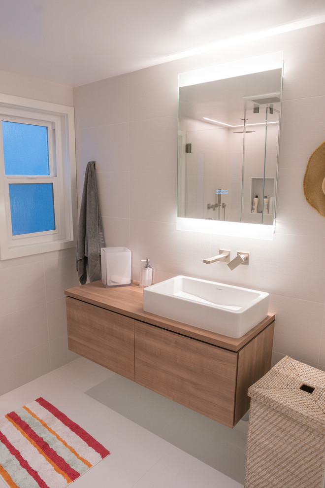 Mittelgroßes Modernes Duschbad mit bodengleicher Dusche, Toilette mit Aufsatzspülkasten, Porzellanfliesen, Porzellan-Bodenfliesen und Aufsatzwaschbecken in Huntington