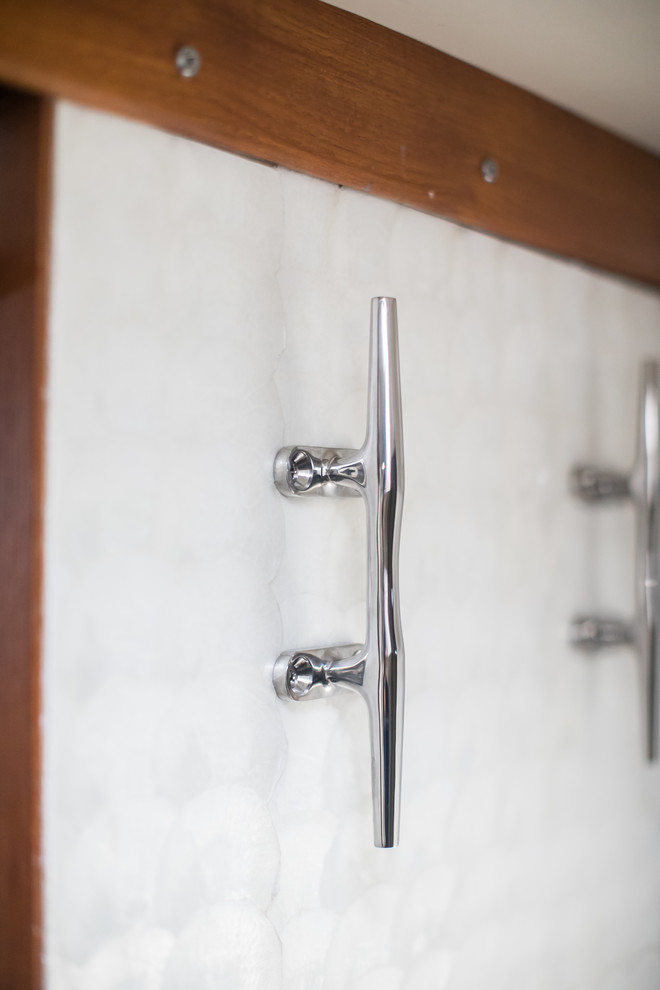 Exempel på ett litet maritimt flerfärgad flerfärgat en-suite badrum, med släta luckor, vita skåp, en dusch i en alkov, en vägghängd toalettstol, flerfärgade väggar, mellanmörkt trägolv, ett undermonterad handfat, bänkskiva i kvarts, orange golv och dusch med gångjärnsdörr