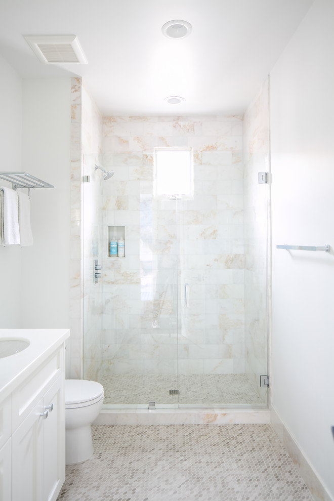 Exempel på ett stort maritimt badrum för barn, med skåp i shakerstil, vita skåp, en dusch i en alkov, en toalettstol med separat cisternkåpa, flerfärgad kakel, marmorkakel, vita väggar, mosaikgolv, ett undermonterad handfat, marmorbänkskiva, grått golv och dusch med gångjärnsdörr