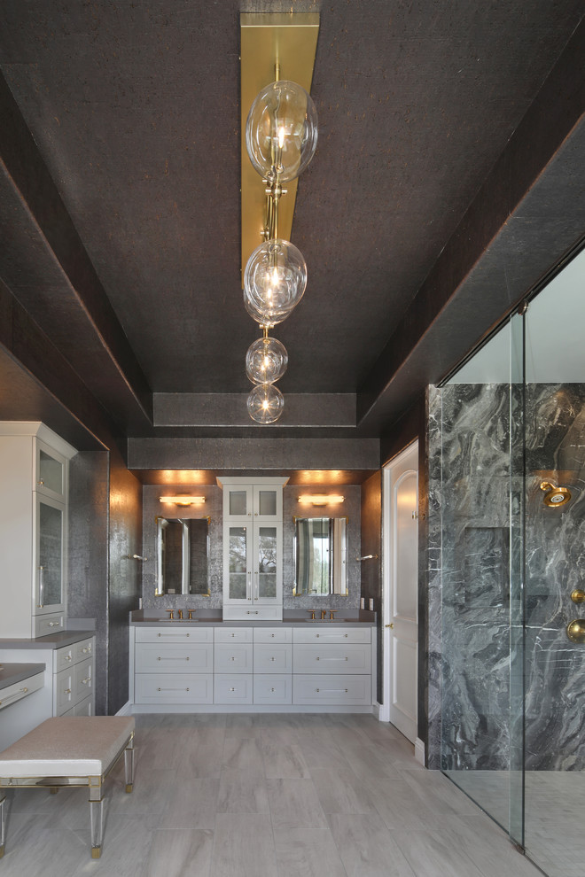 Idéer för ett mellanstort modernt grå en-suite badrum, med skåp i shakerstil, vita skåp, ett fristående badkar, våtrum, svart och vit kakel, marmorkakel, grå väggar, ljust trägolv, bänkskiva i kvarts, grått golv och dusch med skjutdörr