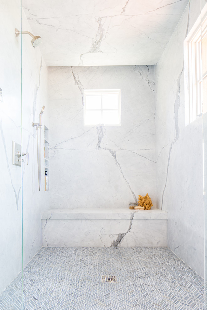 Esempio di un'ampia stanza da bagno padronale mediterranea con ante lisce, ante grigie, vasca freestanding, doccia alcova, piastrelle blu, pareti bianche, lavabo sottopiano, porta doccia a battente e top bianco