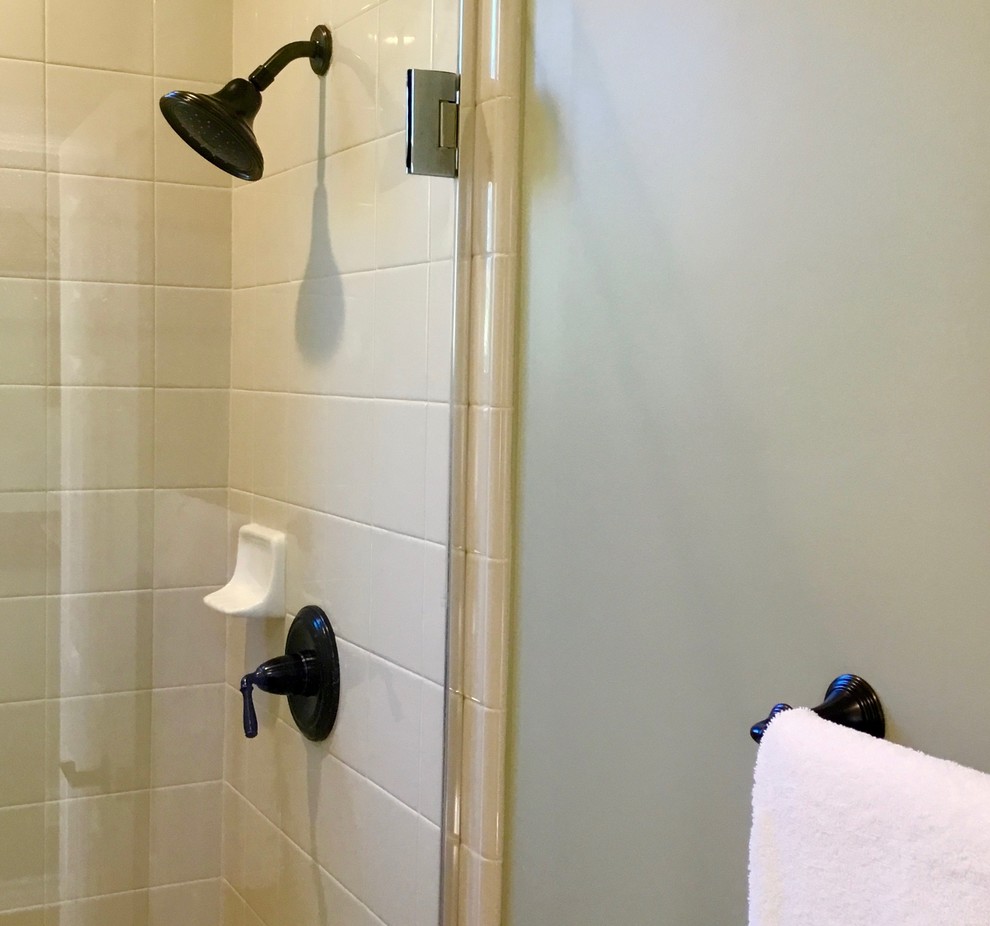Mittelgroßes Mediterranes Badezimmer mit Eckdusche, Toilette mit Aufsatzspülkasten, weißen Fliesen, Keramikfliesen, blauer Wandfarbe, Einbauwaschbecken und gefliestem Waschtisch in Orange County