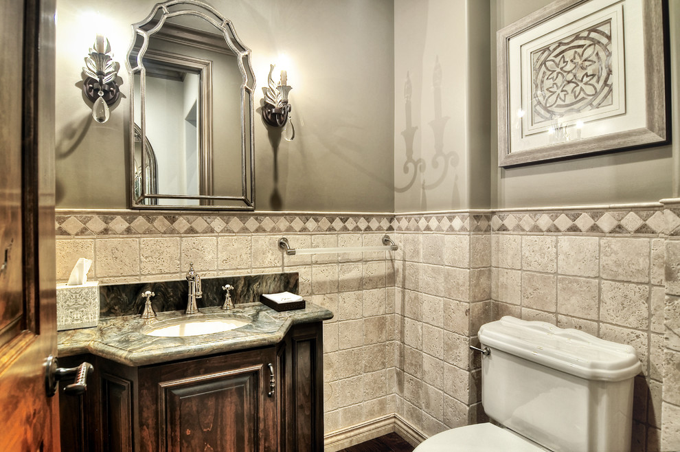 Idee per una stanza da bagno mediterranea con lavabo sottopiano, consolle stile comò, ante in legno bruno, piastrelle grigie, pareti grigie e parquet scuro