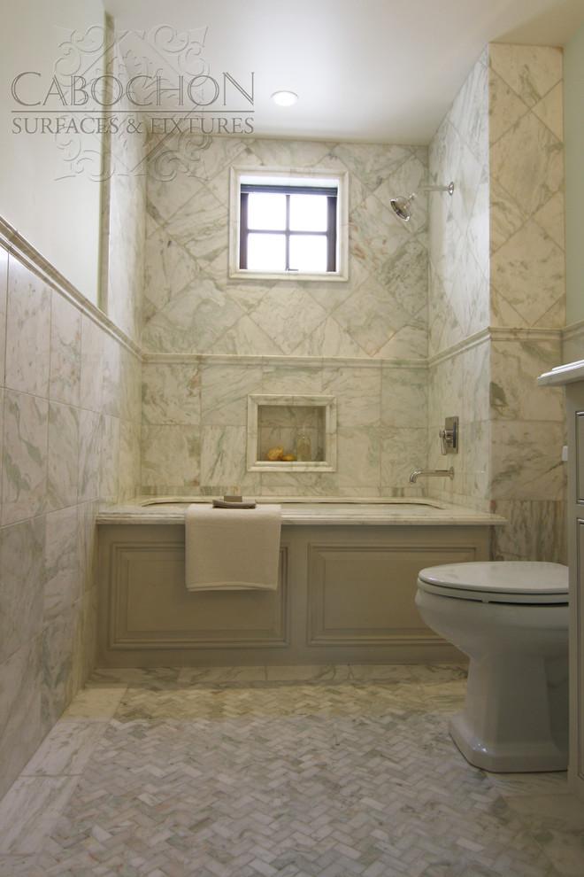 Idées déco pour une petite salle de bain classique pour enfant avec un placard à porte shaker, des portes de placard grises, un plan de toilette en marbre, un carrelage blanc, des carreaux de céramique, une baignoire posée, un combiné douche/baignoire, WC séparés, un lavabo encastré, un mur blanc et un sol en marbre.