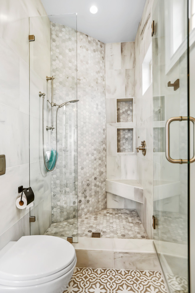 Idéer för funkis badrum med dusch, med en dusch i en alkov, en toalettstol med hel cisternkåpa, grå kakel, vit kakel, brunt golv och dusch med gångjärnsdörr