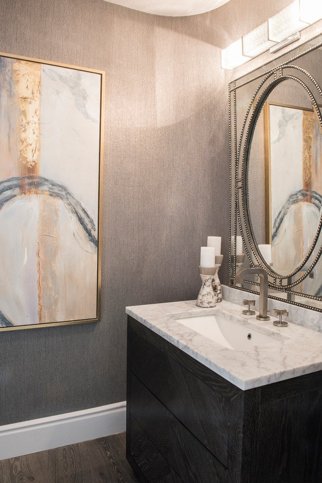 Exempel på ett mellanstort klassiskt badrum med dusch, med grå väggar, grått golv, släta luckor, skåp i mörkt trä, mellanmörkt trägolv, marmorbänkskiva och ett undermonterad handfat