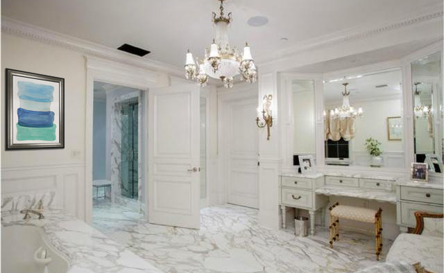 Idée de décoration pour une très grande douche en alcôve tradition avec un lavabo encastré, un placard en trompe-l'oeil, des portes de placard blanches, un plan de toilette en marbre, une baignoire d'angle, WC à poser, un carrelage blanc et des dalles de pierre.