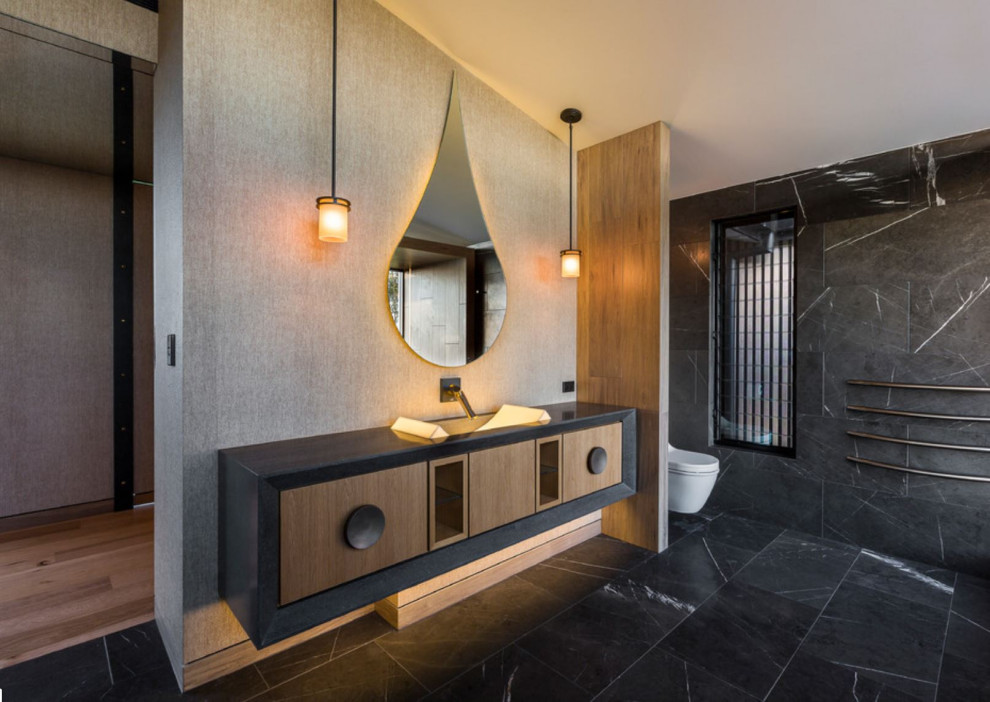 Idée de décoration pour une très grande salle de bain principale asiatique en bois brun avec un placard à porte plane, meuble simple vasque et meuble-lavabo suspendu.