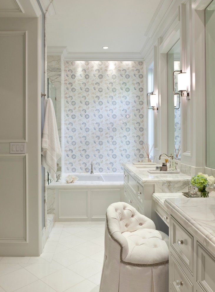 На фото: ванная комната в классическом стиле с белыми фасадами, полновстраиваемой ванной, душем в нише и фасадами с утопленной филенкой