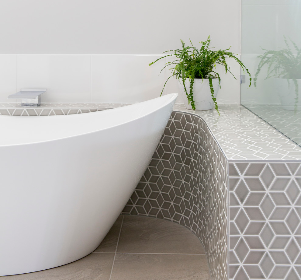 На фото: большая главная ванная комната в стиле модернизм с фасадами в стиле шейкер, отдельно стоящей ванной, серой плиткой и серыми стенами