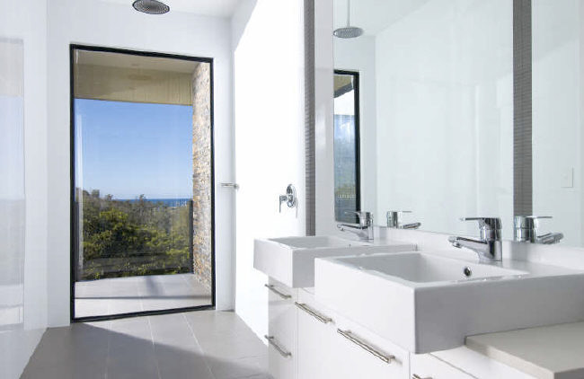 Foto di una stanza da bagno contemporanea di medie dimensioni con lavabo a consolle, ante bianche, top in quarzite, doccia aperta, piastrelle grigie, piastrelle in ceramica, pareti bianche e pavimento con piastrelle in ceramica