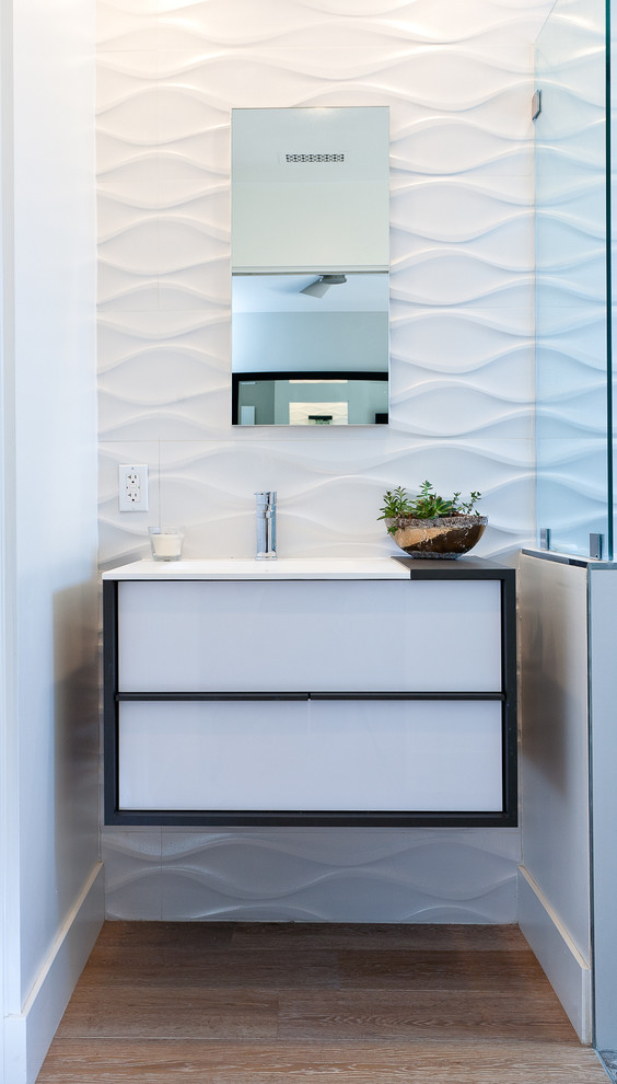 Modernes Badezimmer mit Wandwaschbecken, flächenbündigen Schrankfronten, weißen Schränken, Waschtisch aus Holz, Duschnische, weißen Fliesen und Porzellanfliesen in Orange County