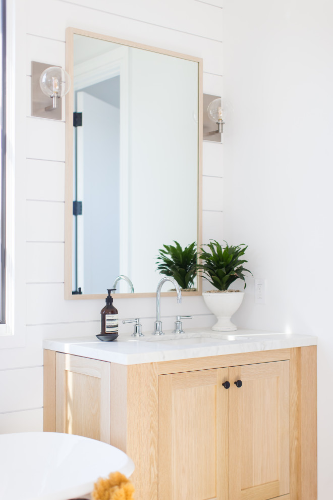 Esempio di una piccola stanza da bagno padronale country con ante in stile shaker, ante in legno chiaro, vasca freestanding, piastrelle bianche, lavabo sottopiano, top in marmo e top bianco
