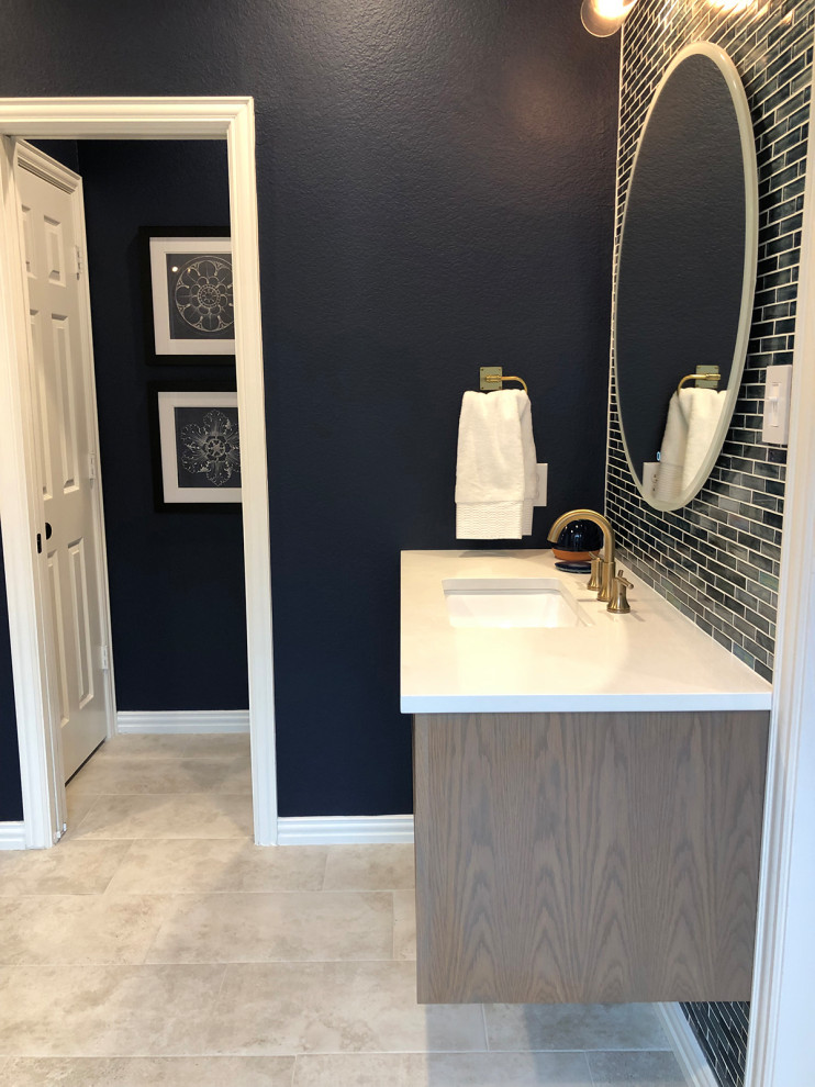На фото: главная ванная комната среднего размера в современном стиле с искусственно-состаренными фасадами, душем без бортиков, синей плиткой, стеклянной плиткой, синими стенами, полом из керамогранита, серым полом, открытым душем и белой столешницей с