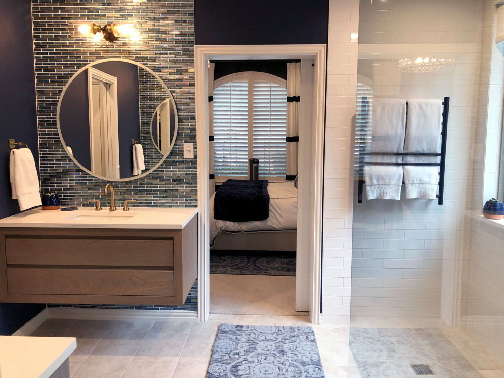 Idées déco pour une salle de bain principale contemporaine en bois vieilli de taille moyenne avec une douche à l'italienne, un carrelage bleu, un carrelage en pâte de verre, un mur bleu, un sol en carrelage de porcelaine, un sol gris, aucune cabine et un plan de toilette blanc.