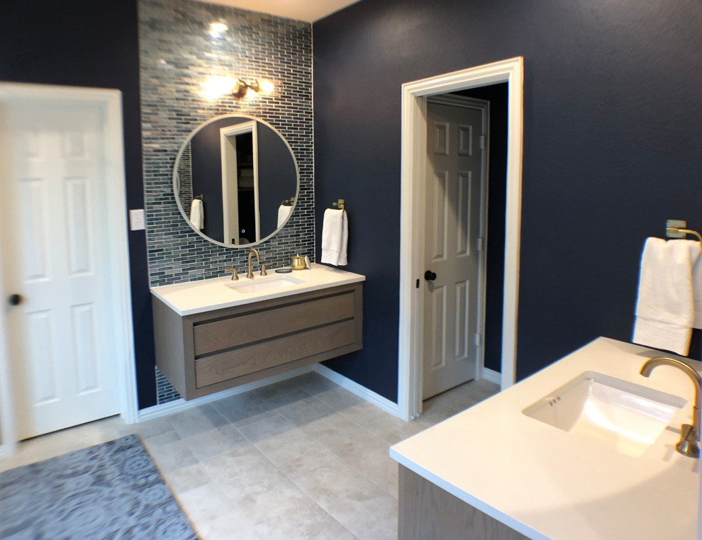 На фото: главная ванная комната среднего размера в современном стиле с искусственно-состаренными фасадами, душем без бортиков, синей плиткой, стеклянной плиткой, синими стенами, полом из керамогранита, серым полом, открытым душем и белой столешницей