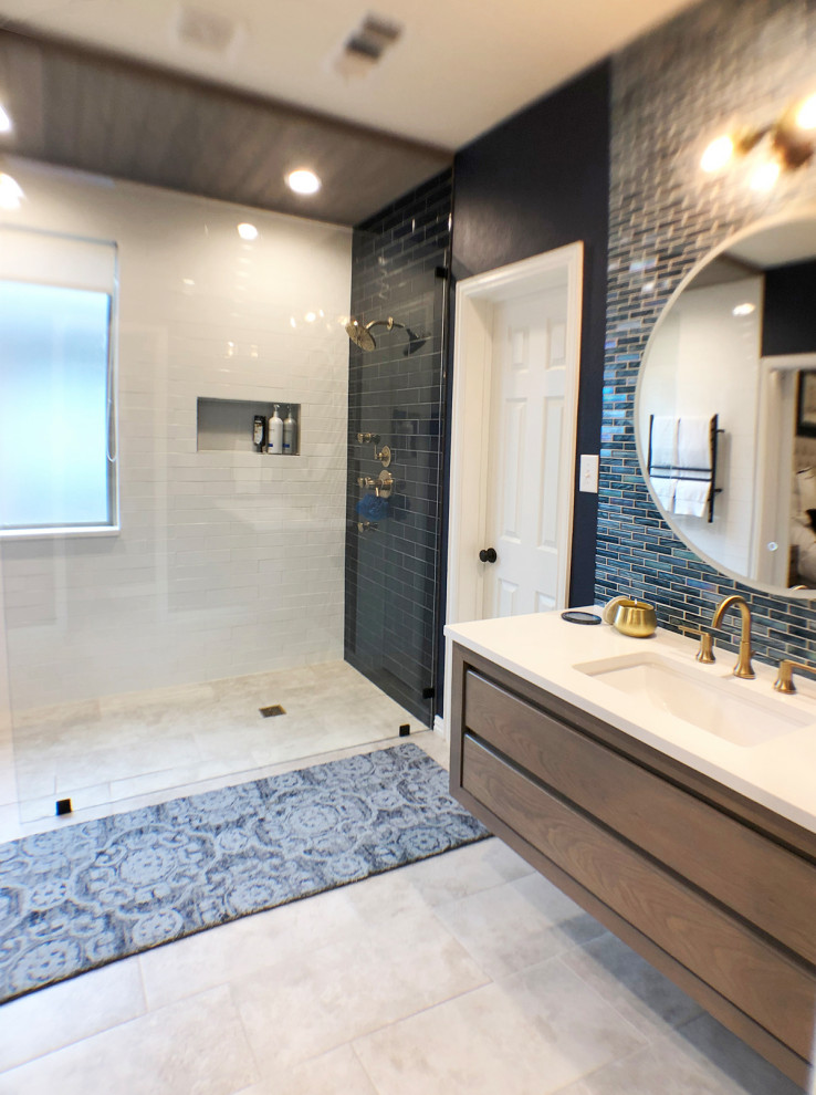 Cette image montre une salle de bain principale design en bois vieilli de taille moyenne avec une douche à l'italienne, un carrelage bleu, un carrelage en pâte de verre, un mur bleu, un sol en carrelage de porcelaine, un sol gris, aucune cabine et un plan de toilette blanc.