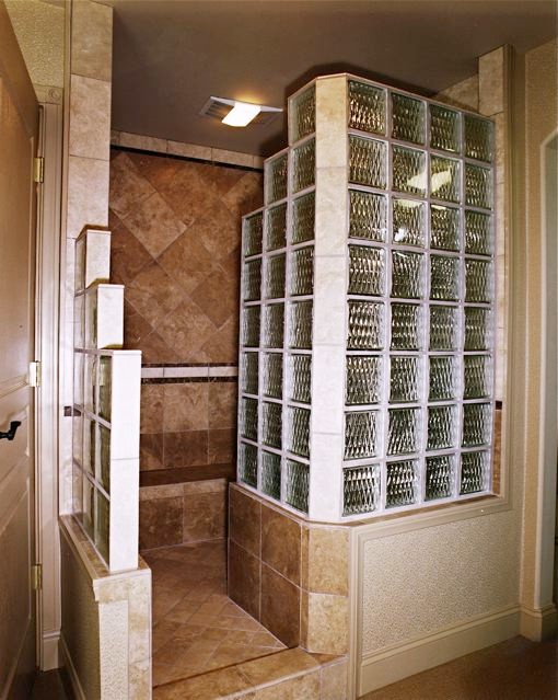 Idéer för att renovera ett stort vintage en-suite badrum, med släta luckor, skåp i ljust trä, granitbänkskiva, svart kakel, stenhäll, en hörndusch, en toalettstol med hel cisternkåpa, ett undermonterad handfat, beige väggar och marmorgolv