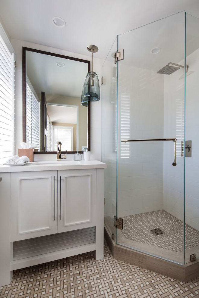 Modelo de cuarto de baño tradicional renovado pequeño con ducha esquinera, baldosas y/o azulejos blancos, paredes blancas, lavabo tipo consola y espejo con luz