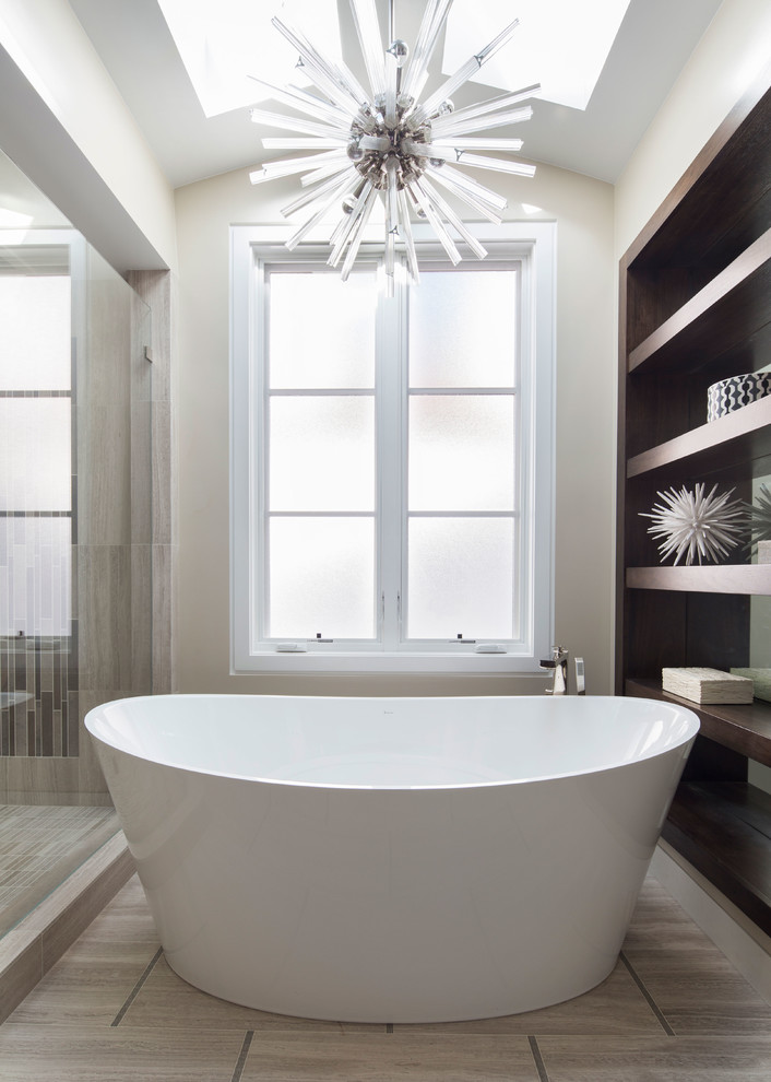Стильный дизайн: огромная главная ванная комната в морском стиле с отдельно стоящей ванной и двойным душем - последний тренд