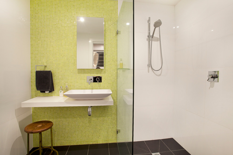 Diseño de cuarto de baño actual con lavabo sobreencimera y ducha abierta