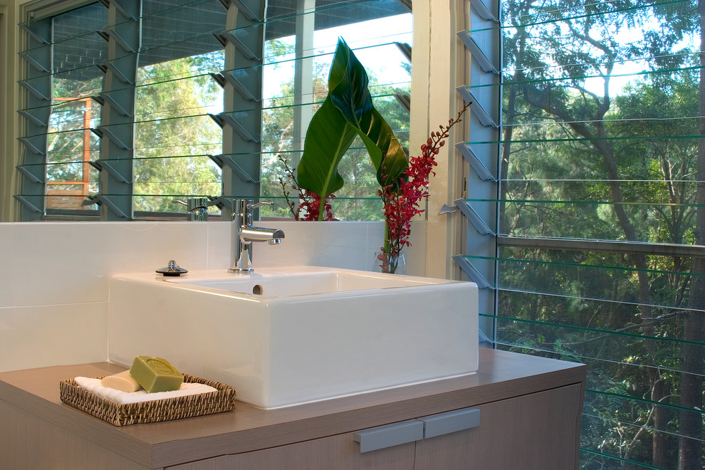 Пример оригинального дизайна: ванная комната в современном стиле с настольной раковиной, плоскими фасадами, коричневыми фасадами, столешницей из ламината, накладной ванной, угловым душем, унитазом-моноблоком, коричневой плиткой, керамогранитной плиткой, белыми стенами и полом из керамогранита