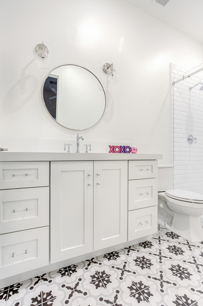 Example of a mid-sized transitional kids' black and white tile and ceramic tile ceramic tile bathroom design in Phoenix with shaker cabinets, white cabinets, a one-piece toilet, white walls, an undermount sink and quartz countertops
