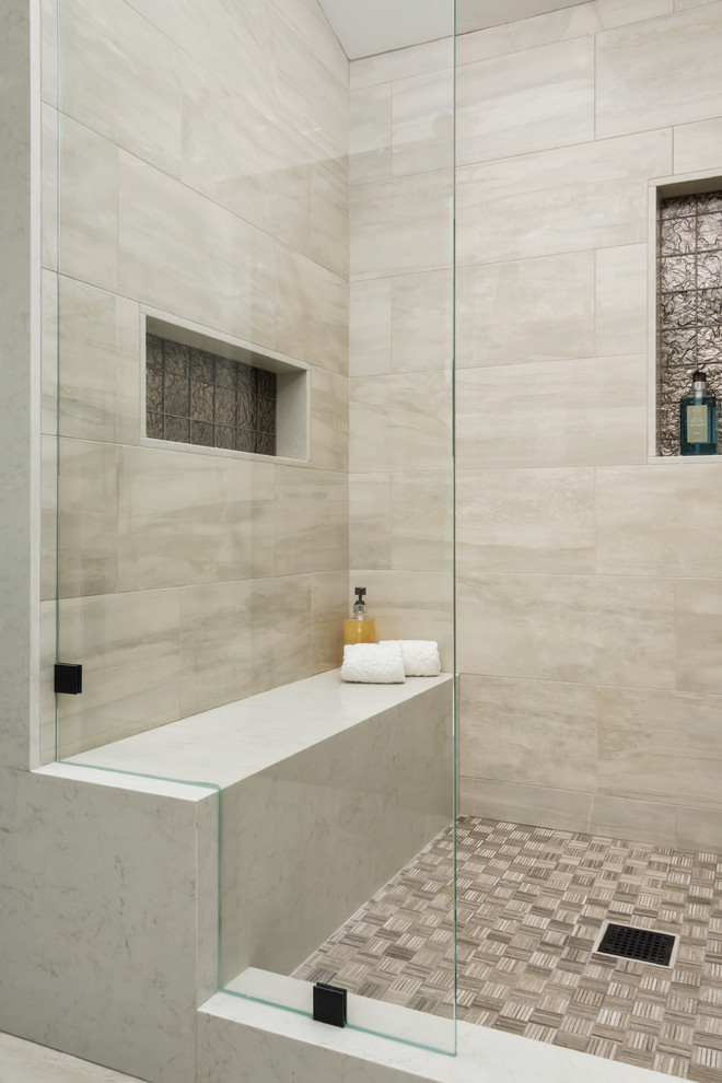 Klassisk inredning av ett mellanstort en-suite badrum, med bruna skåp, en dusch i en alkov, en toalettstol med hel cisternkåpa, klinkergolv i porslin, bänkskiva i kvarts, beiget golv, dusch med gångjärnsdörr, skåp i shakerstil, vita väggar och ett undermonterad handfat