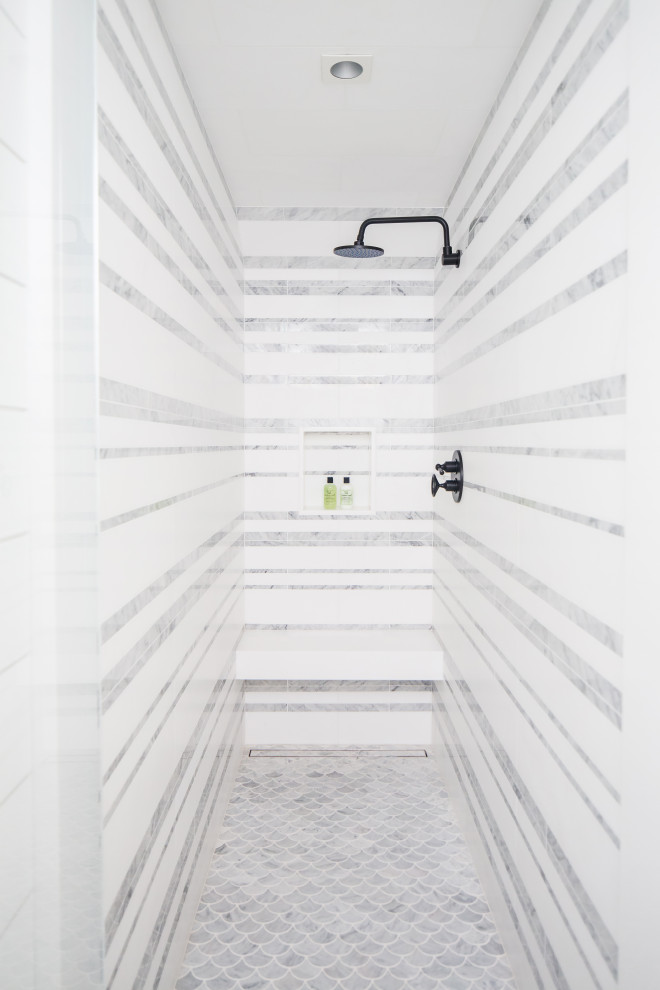 Idéer för mycket stora maritima grått badrum med dusch, med öppna hyllor, grå skåp, en dusch i en alkov, vit kakel, marmorkakel, bänkskiva i betong och dusch med gångjärnsdörr