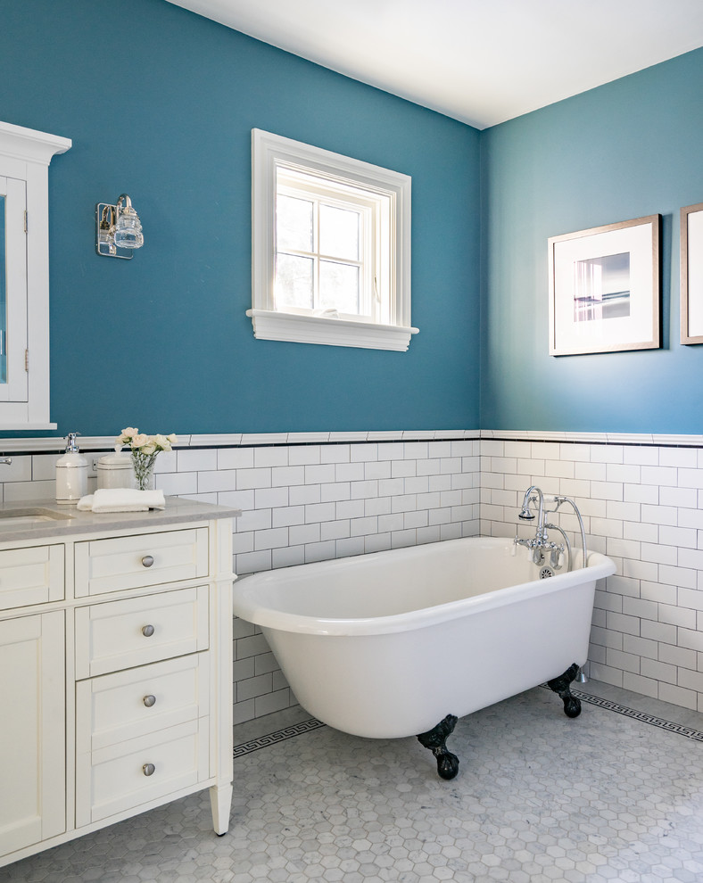 Klassisk inredning av ett mellanstort en-suite badrum, med skåp i shakerstil, vita skåp, en öppen dusch, vit kakel, blå väggar, marmorgolv, ett undermonterad handfat, bänkskiva i kvarts, grått golv, med dusch som är öppen, ett badkar med tassar och tunnelbanekakel