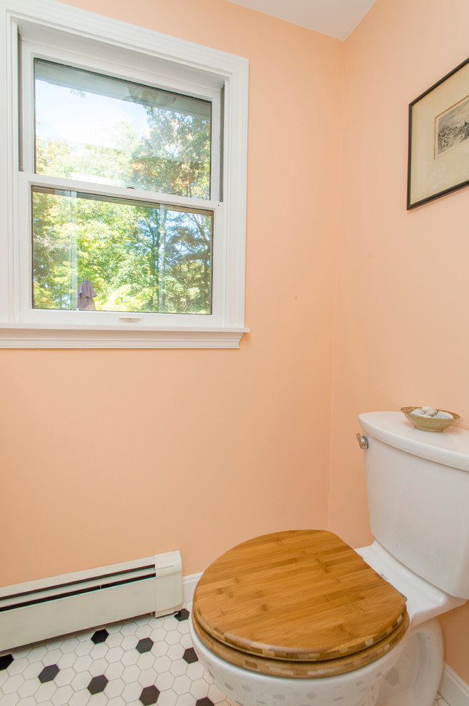 На фото: маленькая ванная комната в стиле неоклассика (современная классика) с раздельным унитазом, оранжевыми стенами, полом из керамической плитки, душевой кабиной и раковиной с пьедесталом для на участке и в саду с