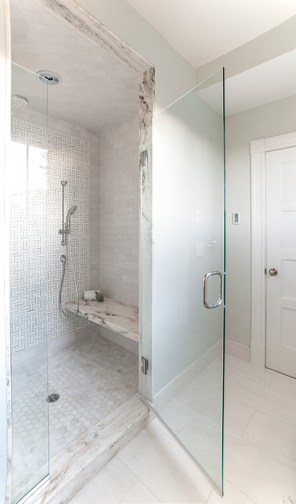 Пример оригинального дизайна: большая главная ванная комната в современном стиле с душем в нише, унитазом-моноблоком, белой плиткой, плиткой кабанчик, белым полом и душем с распашными дверями