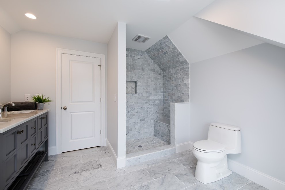 Inspiration pour une grande salle de bain principale traditionnelle avec un placard à porte shaker, des portes de placard grises, une douche ouverte, WC à poser, un carrelage gris, un carrelage blanc, un carrelage métro, un mur blanc, un sol en ardoise, un lavabo encastré et un plan de toilette en surface solide.