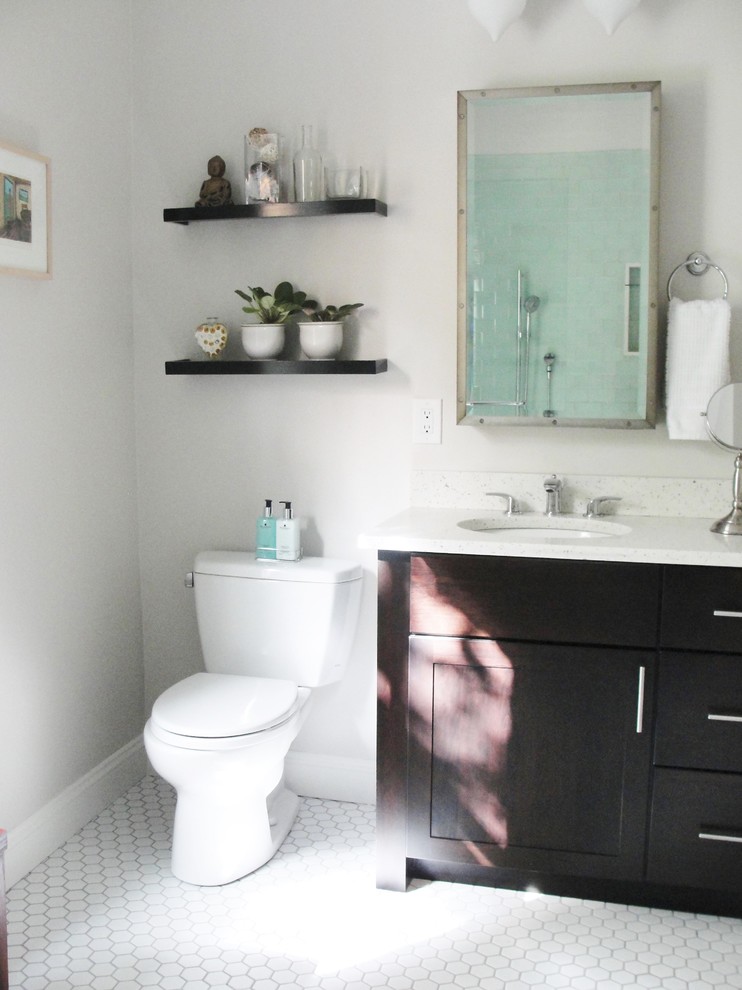 Exemple d'une grande douche en alcôve principale tendance en bois foncé avec un placard à porte shaker, WC séparés, un carrelage blanc, un carrelage métro, un mur blanc, un lavabo encastré et un plan de toilette en granite.