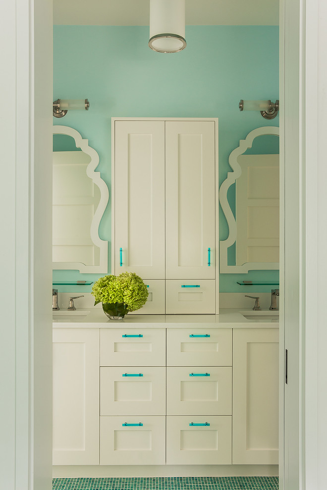 Cette photo montre une salle de bain chic pour enfant avec un lavabo encastré, un placard à porte shaker, des portes de placard blanches, un sol vert et un plan de toilette blanc.