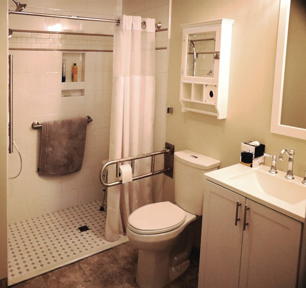 Exemple d'une grande salle d'eau craftsman avec un placard à porte shaker, des portes de placard blanches, une douche à l'italienne, WC séparés, un carrelage blanc, des carreaux de céramique, un mur beige, un sol en carrelage de céramique, un lavabo intégré, un plan de toilette en granite, un sol marron, une cabine de douche avec un rideau, un plan de toilette blanc, une niche, meuble simple vasque, meuble-lavabo encastré et un plafond décaissé.