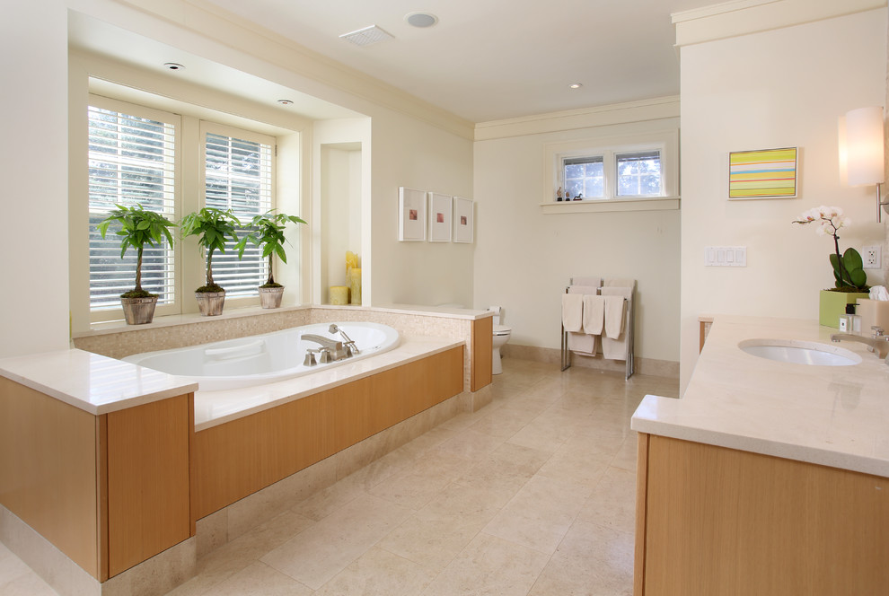 На фото: ванная комната в стиле неоклассика (современная классика) с врезной раковиной, плоскими фасадами, фасадами цвета дерева среднего тона, накладной ванной и бежевыми стенами с