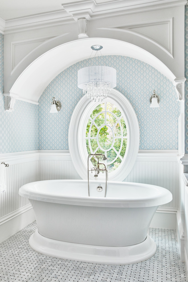 ボストンにあるトラディショナルスタイルのおしゃれなマスターバスルーム (置き型浴槽、青い壁、モザイクタイル、グレーの床、三角天井、羽目板の壁、壁紙) の写真