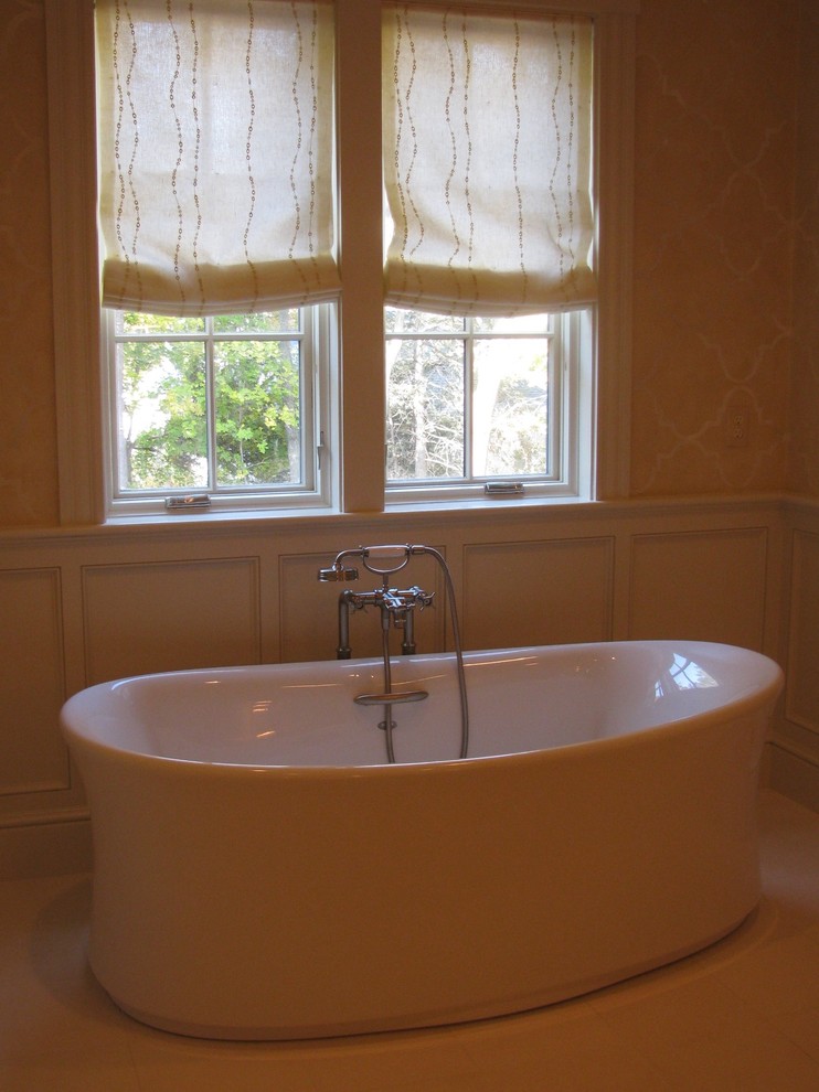 Свежая идея для дизайна: главная ванная комната среднего размера в стиле фьюжн с отдельно стоящей ванной, бежевыми стенами, полом из керамогранита и бежевым полом - отличное фото интерьера
