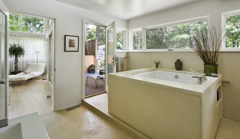 ボストンにあるコンテンポラリースタイルのおしゃれな浴室 (コンクリートの洗面台、和式浴槽) の写真