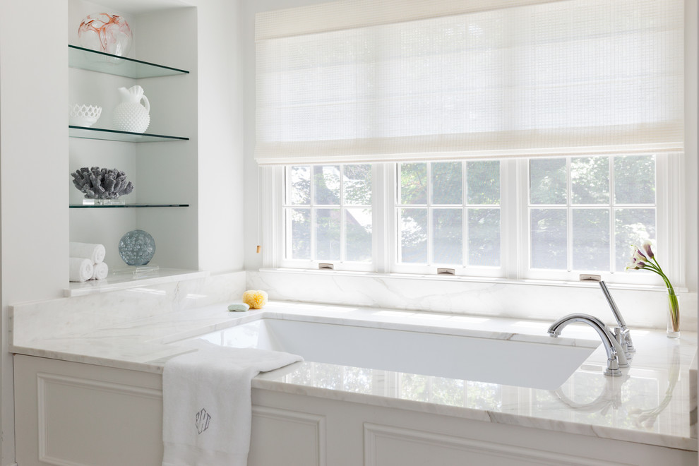 Modernes Badezimmer En Suite mit Kassettenfronten, weißen Schränken, weißen Fliesen und Marmor-Waschbecken/Waschtisch in Boston