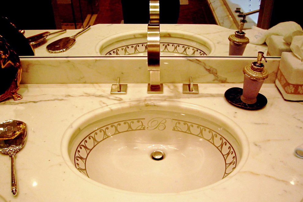 Ispirazione per una grande stanza da bagno padronale chic con pareti beige, ante con riquadro incassato, ante marroni, lavabo sottopiano e top in marmo