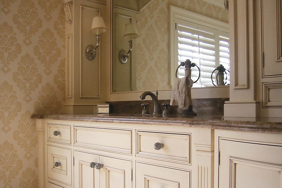 Пример оригинального дизайна: большая главная ванная комната в классическом стиле с фасадами с утопленной филенкой, бежевыми фасадами, накладной ванной, двойным душем, унитазом-моноблоком, бежевой плиткой, плиткой из известняка, бежевыми стенами, полом из известняка, врезной раковиной, мраморной столешницей, бежевым полом и душем с распашными дверями