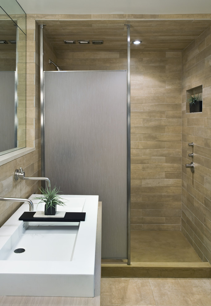 ボストンにあるコンテンポラリースタイルのおしゃれな浴室 (横長型シンク、オープン型シャワー、オープンシャワー) の写真