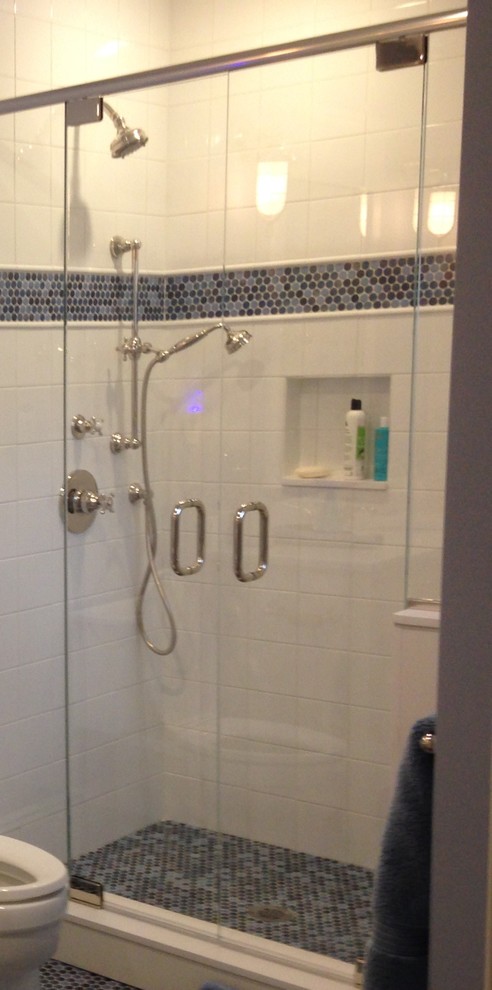 Источник вдохновения для домашнего уюта: детская ванная комната среднего размера в стиле неоклассика (современная классика) с душем в нише, раздельным унитазом, белой плиткой, керамической плиткой, синими стенами, полом из мозаичной плитки и душем с раздвижными дверями
