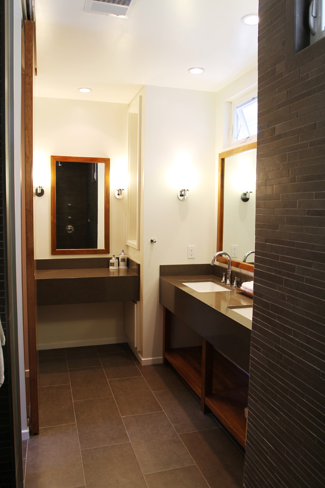На фото: ванная комната в современном стиле с врезной раковиной, темными деревянными фасадами, открытыми фасадами и коричневым полом