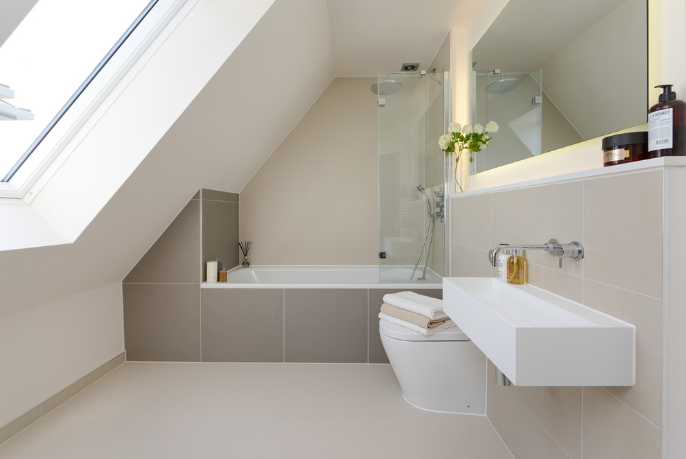 Idéer för ett modernt badrum, med vita väggar, ett badkar i en alkov, en dusch/badkar-kombination, en vägghängd toalettstol, ett väggmonterat handfat, beiget golv och med dusch som är öppen